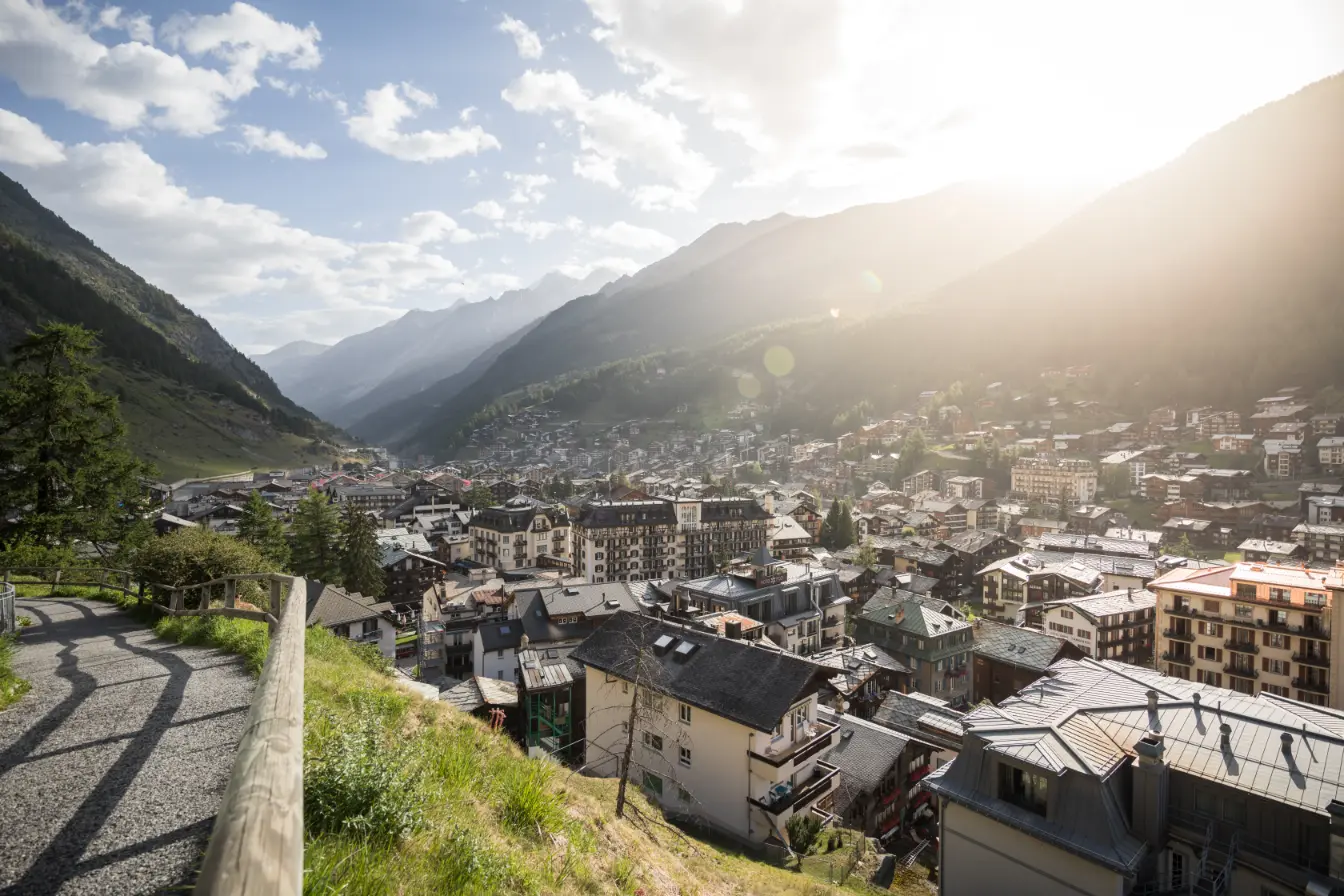 Autovrije winkelstraat in het dorp Zermatt