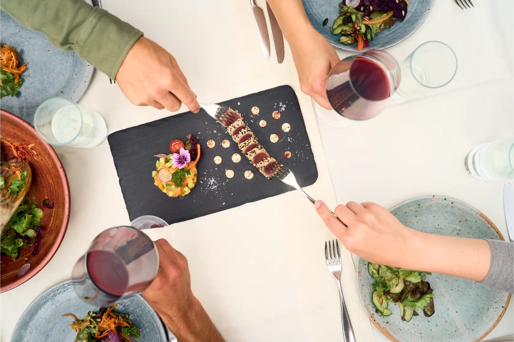 Culinaire tafel van bovenaf in een restaurant in Zermatt
