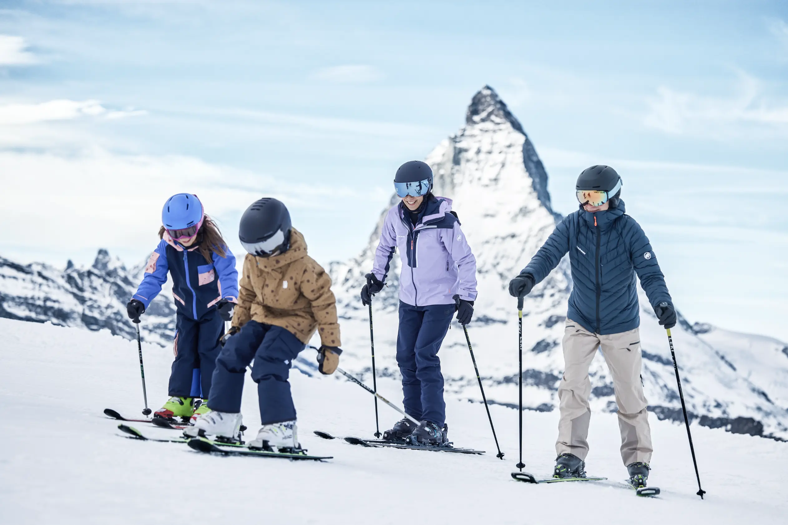 Gezin op de piste met de Matterhorn bij Zermatt