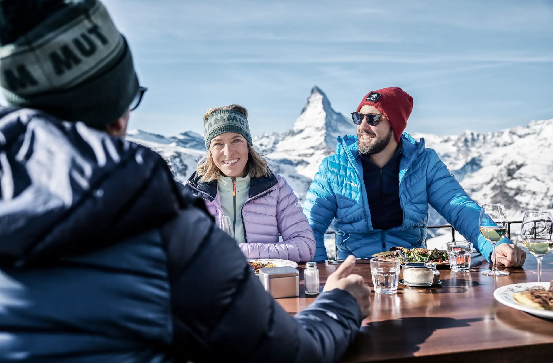 Gezin tijdens een sneeuwschoenwandeling bij Zermatt