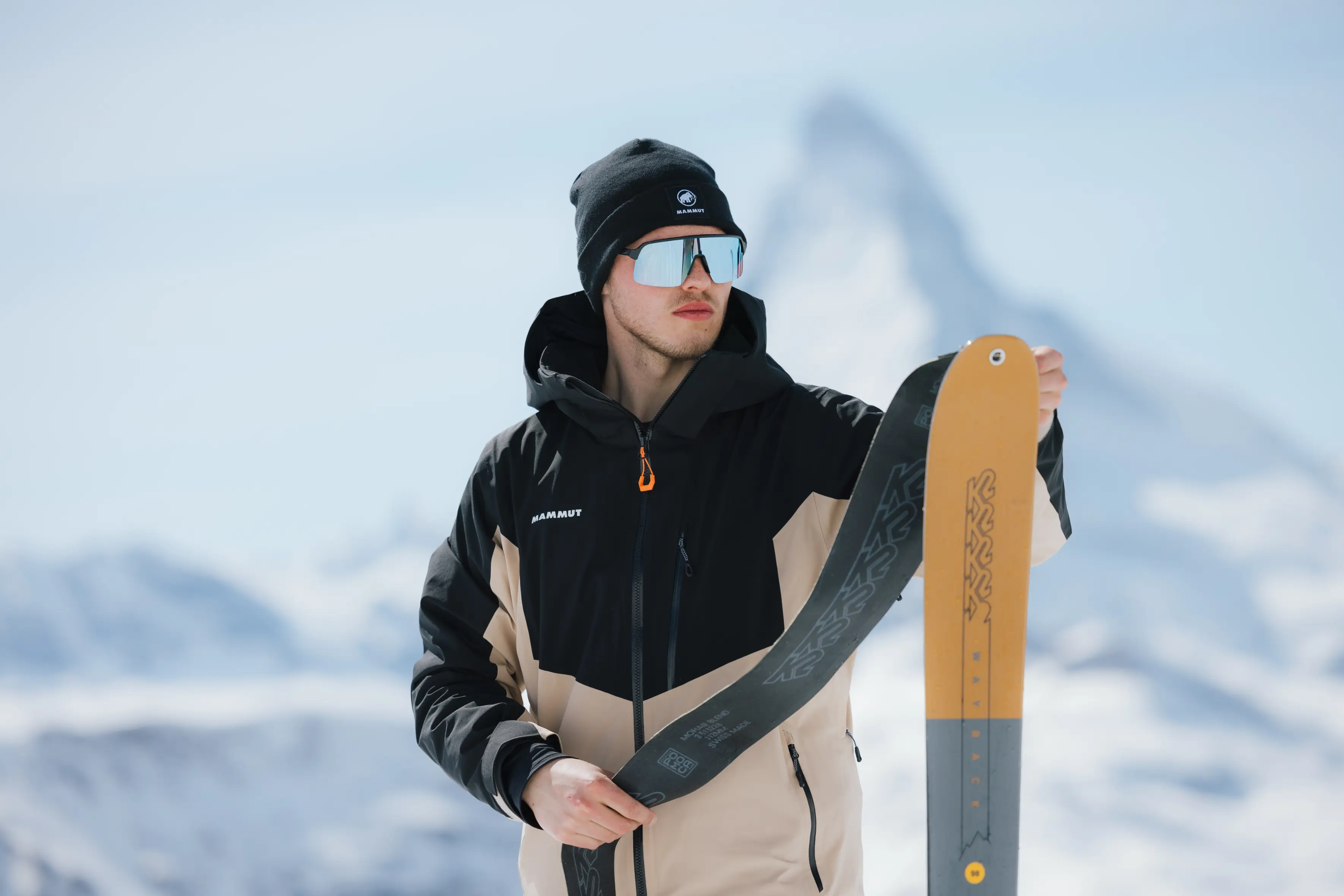 Kind met snowboard in de sneeuw bij Zermatt