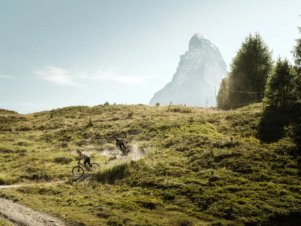 Mountainbiker met de Matterhorn op de achtergrond bij Sunnegga in Zermatt