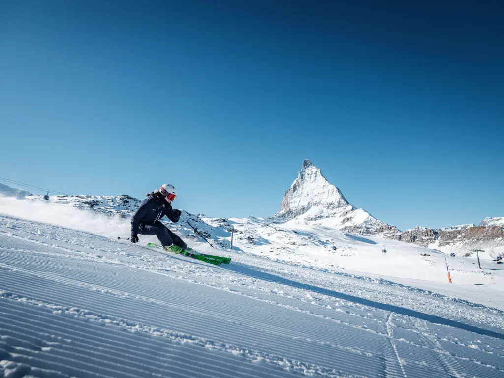 Skiers bij de kabelbaan tijdens een fotoshoot bij Zermatt