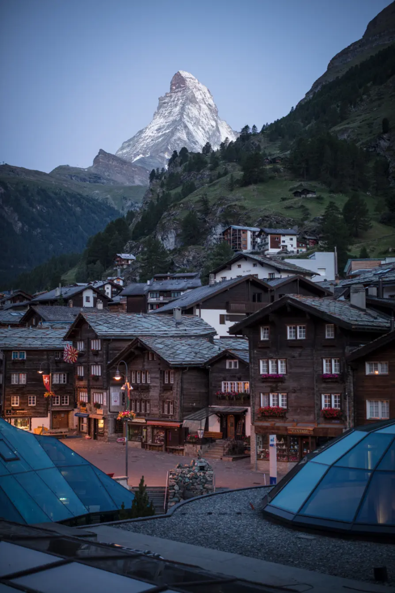 Chalets verlicht in de avond in Zermatt