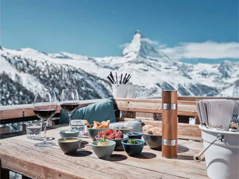 Verlicht dorpscentrum van Zermatt in de avond
