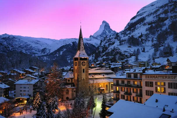 Luchtfoto van het dorp met kerk bij Zermatt
