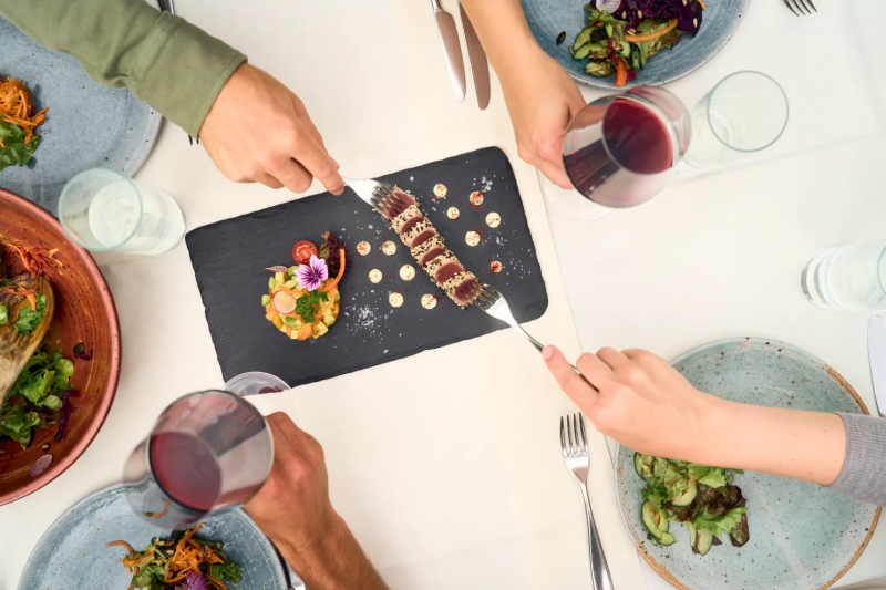 Bord met eten op een terras bij Zermatt
