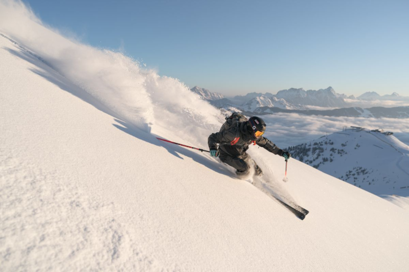 Freerider in de diepe sneeuw bij Zermatt