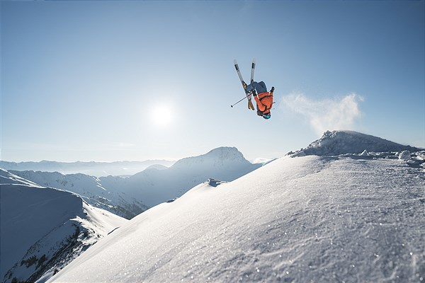 Freerider gefotografeerd van bovenaf in de sneeuw bij Zermatt
