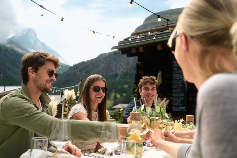 Gasten genieten van een etentje buiten in Zermatt