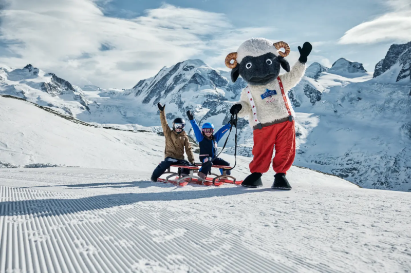 Gezin wandelt in de sneeuw met de Matterhorn bij Zermatt