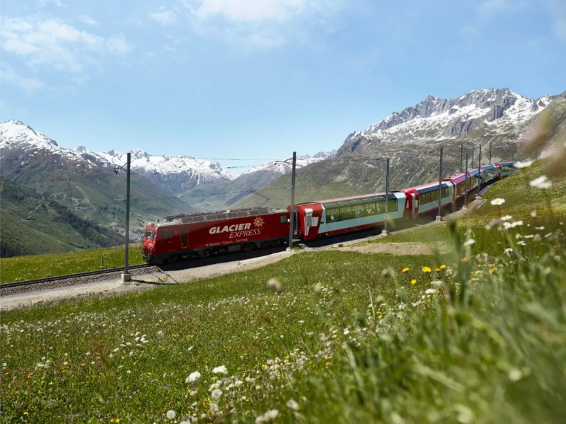 De Glacier Express rijdt door het landschap bij Zermatt