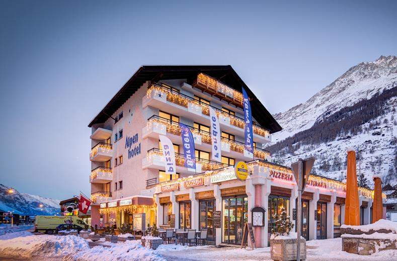 Hotel verlicht in de avond in Zermatt