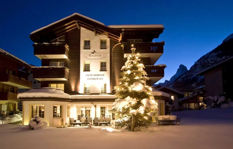 Hotel Le Mirabeau in de avond in Zermatt
