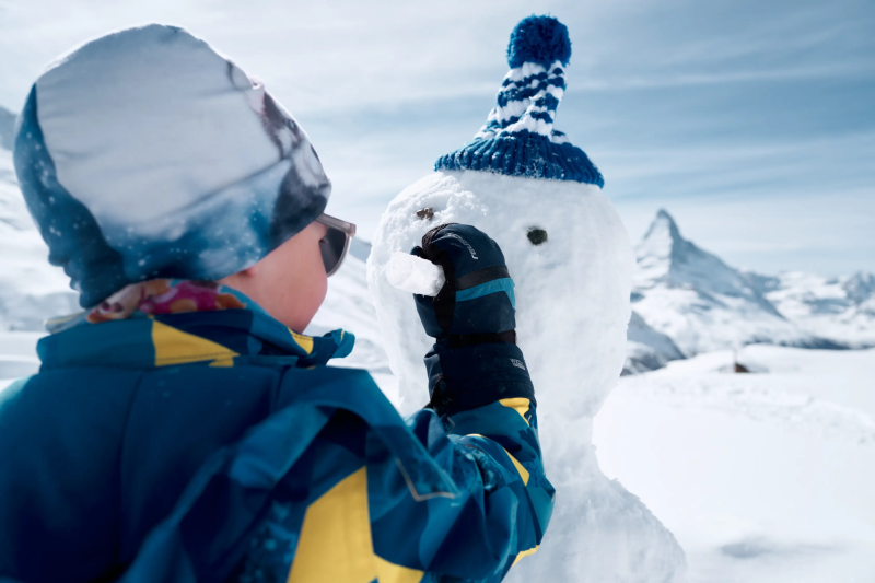 Kind met skibril in de sneeuw bij Zermatt