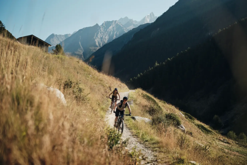 Mountainbiker op een geel bergpad bij Zermatt
