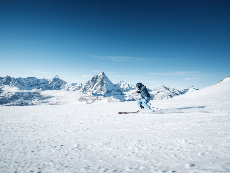 Groep skiers samen tijdens een fotoshoot bij Zermatt