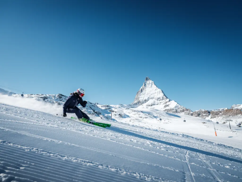 Skiers bij de kabelbaan tijdens een fotoshoot bij Zermatt