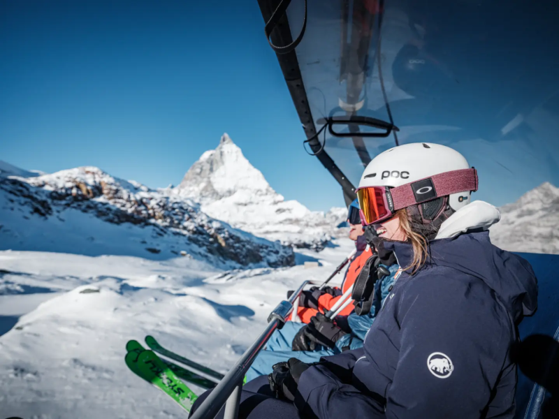 Skier met de Matterhorn tijdens een fotoshoot bij Zermatt