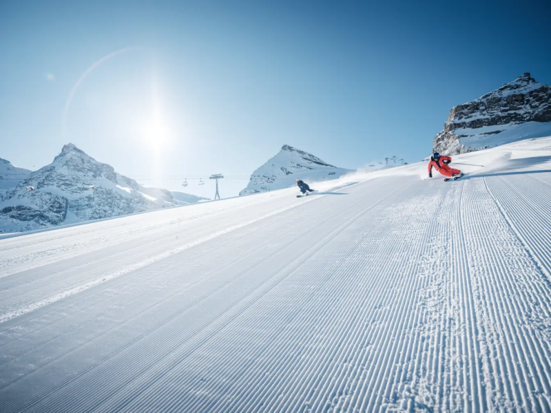 Skier op een zonnige piste tijdens een fotoshoot bij Zermatt