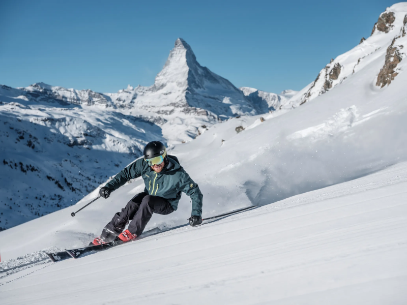 Skier in actie op de piste bij Zermatt