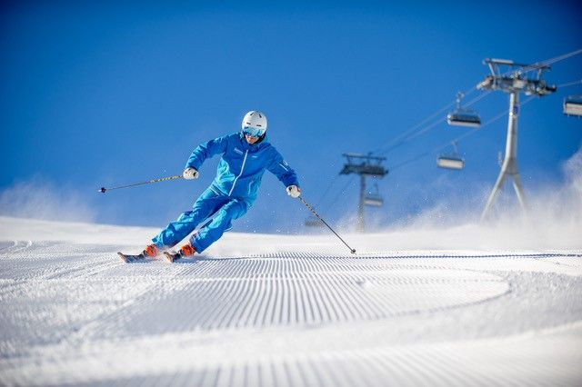 Snowboarder maakt een sprong bij Zermatt