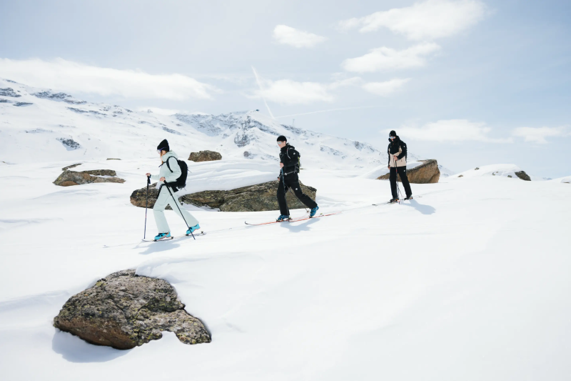 Wandelaars in de sneeuw met bergpanorama bij Zermatt