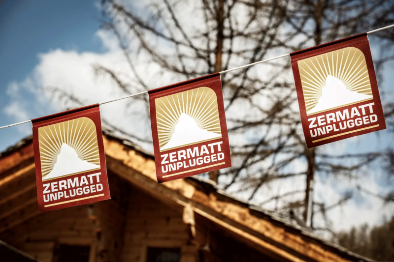 Wandelborden met bergmeer op de achtergrond bij Zermatt