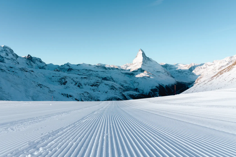 Winterse piste bij het Rothorn met de Matterhorn in Zermatt
