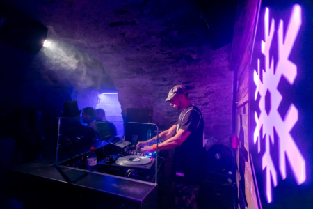 Verlichte bar met dj tijdens een feest in Zermatt