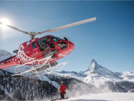 Rode helikopter boven de bergen bij Zermatt