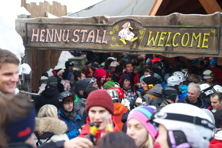 Bezoekers bij de Hennu Stall tijdens après-ski bij Zermatt