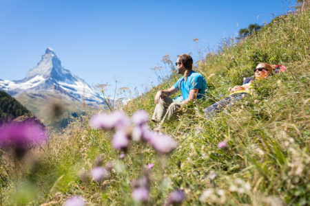 Mountainbiker op een bergpad bij Zermatt