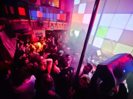 Discolichten in een nachtclub in Zermatt