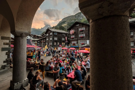 Feestende mensen op de Nationale feestdag in Zermatt