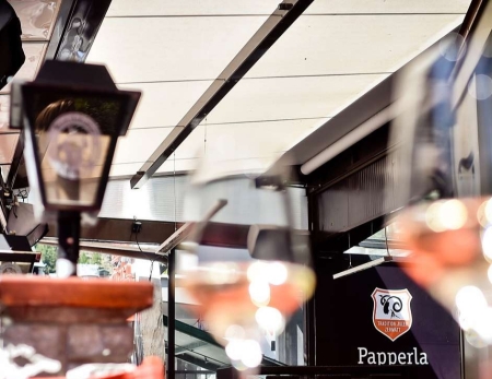 Wijnglazen bij de Papperla Pub in Zermatt