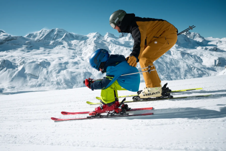 Skier maakt een sprong in de lucht bij Zermatt