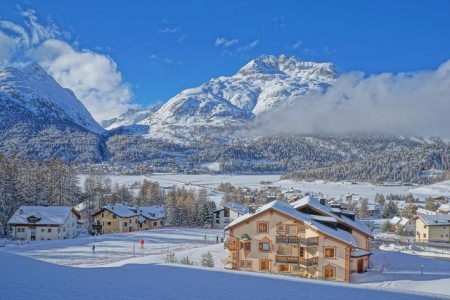 Skiers met kinderen op de piste in Zermatt