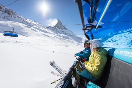 Skiers genieten van de stoeltjeslift bij Zermatt