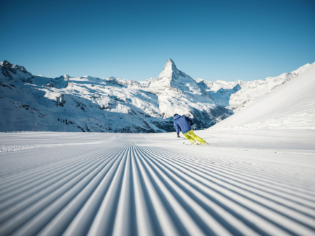 Skitourgangers klimmen tegen de berg op bij Zermatt