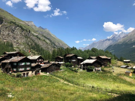 Gehucht met houten stadels op een groene helling – Zum See en Blatten vanuit Zermatt, Zermatt