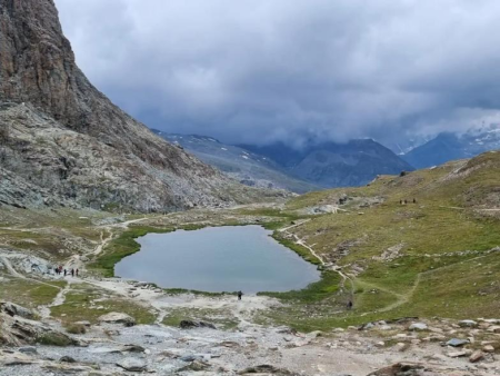 Bergmeertje op een kale hoogvlakte met bewolkte bergen – Riffelsee en Gornergrat vanaf Riffelberg, Zermatt