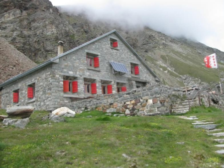 Smal pad langs een steile rotswand hoog boven het dal – Bahnweg Täsch–Zermatt en de Zmuttbach-waterval, Zermatt