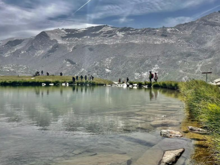 Stuwmeer met melkgroen gletsjerwater tussen steile hellingen – Edelweisspad via Höhbalmen (nr. 30), Zermatt