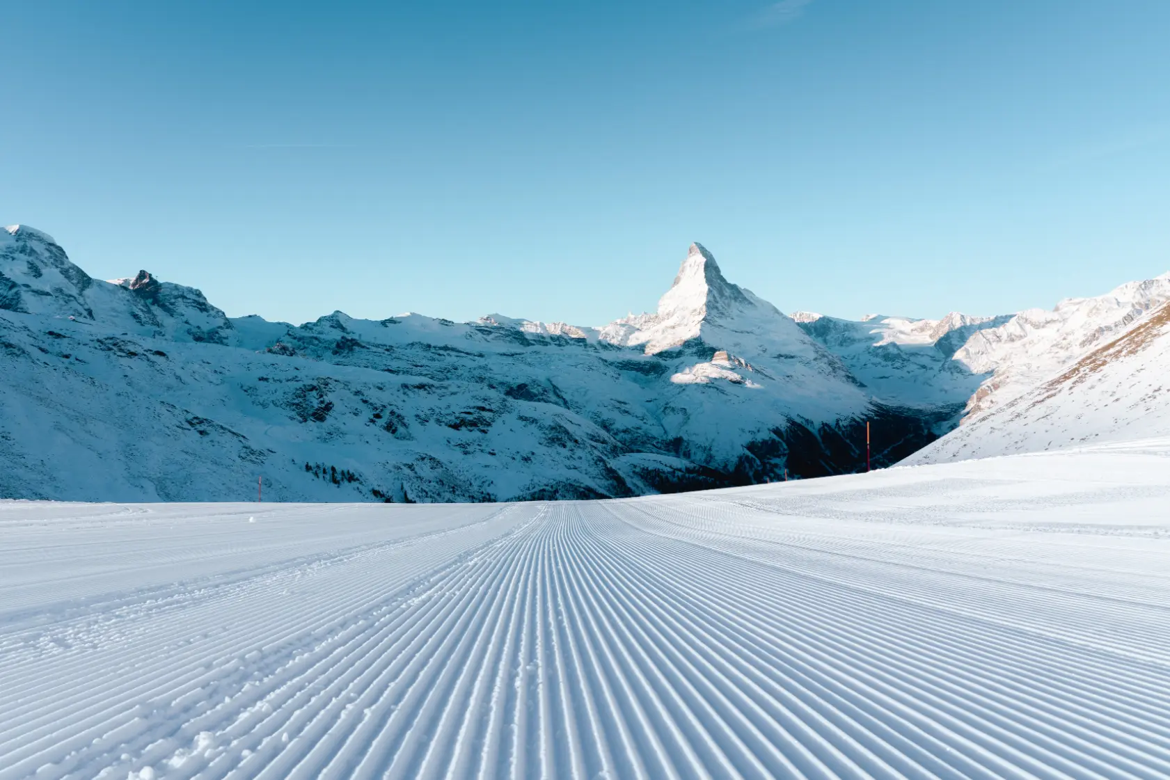 Winterse piste bij het Rothorn met de Matterhorn in Zermatt